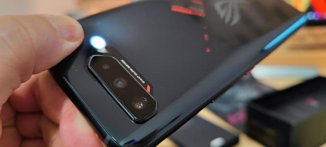 ASUS ROG Phone 5s Unboxing: Gaming Phone cu procesor SN888+, stickere Republic of Gamers și Bonus Stadia (Video)