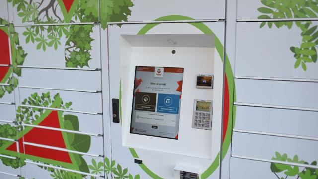 <b>Sameday inaugurează primul Easybox cu energie solară, lockerul cu numărul 2000</b>Conceptul de Easybox a schimbat radical modul în care se face curierat în ţara noastră, uşurând atât activitatea curierilor, cât şi pe viaţă clienţilor. Nu mai trebuie să stai după curier acasă şi poţi alege să te deplasezi la 