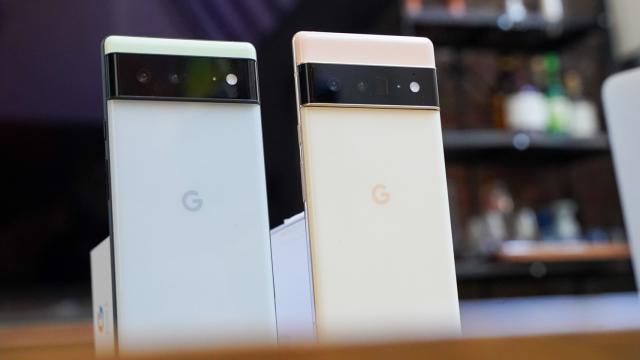 <b>Google nu mai face față cererii de telefoane Pixel 6 Pro; Clienții sunt puși pe o listă de așteptare</b>Pe 19 octombrie debuta oficial noua serie de telefoane Google Pixel 6, compusă din modelele Pixel 6 și Pixel 6 Pro. Am văzut până acum comparații foto, teste de viteză și am aflat chiar că o parte dintre modele au probleme cu ecranul. Azi aflăm că Google