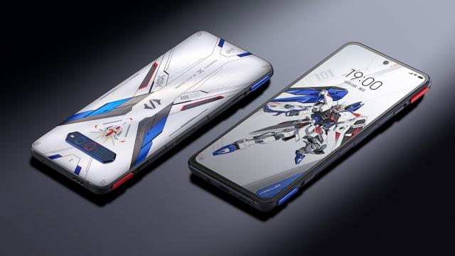 <b>AnTuTu prezintă topul celor mai puternice telefoane Android testate în octombrie 2021; Un clasament "Pro" dominat de procesoare Snapdragon 888/888+</b>Prima zi de lună noiembrie vine la pachet și cu topul AnTuTu al celor mai puternice smartphone-uri Android testate în ultimele 30 de zile. Vorbim aici despre clasamentul ce acoperă luna octombrie 2021 și benchmark-urile realizate 