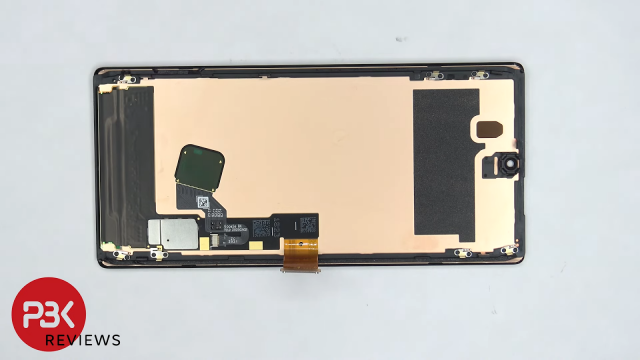 <b>Google Pixel 6 și Pixel 6 Pro sunt greu de reparat; Aflăm că au antena 5G amplasată neinspirat și alte detalii din disecția lor</b>E incredibilă viralizarea seriei Google Pixel 6, care în fiecare zi pare a genera o ştire, în ultima vreme mai degrabă cu buguri de ecran. Azi aflăm că ambele modele, Pixel 6 şi Pixel 6 Pro au fost disecate, ocazie cu care am aflat 