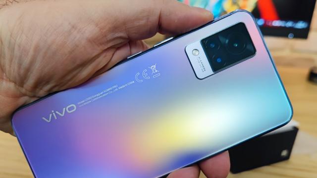 <b>vivo V21 5G Review detaliat în limba română (Evaluare Mobilissimo)</b>vivo tocmai a împlinit un an de la intrarea pe piaţa europeană şi în acest răstimp a bifat un parteneriat cu Zeiss, rolul de sponsor şi imagine a competiţiei EURO 2020 plus o poziţionare pe piaţa drept singura companie care vinde telefoane cu gimbal