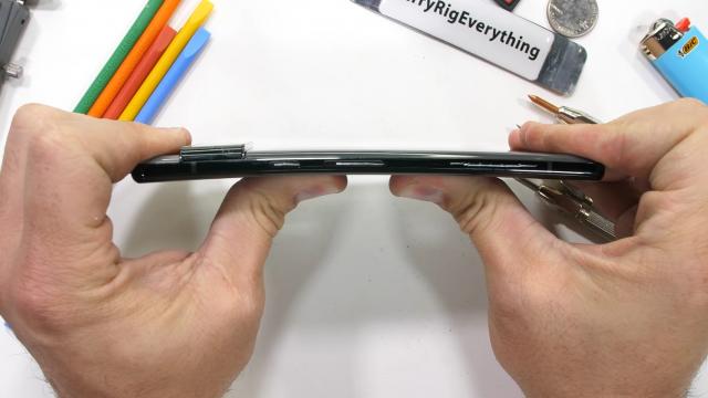 <b>Pixel 6 Pro trece cu brio testul de durabilitate a lui JerryRigEverything; Google nu renunță complet la plastic</b>Probabil cel mai popular smartphone al momentului este Pixel 6 Pro, cel puțin în topul căutărilor noastre, aici pe Mobilissimo.ro. El debuta luna trecută alături de Pixel 6, iar până acum am putut vedea teste foto detaliale, inclusiv de la francezii