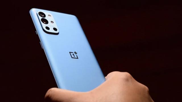 <b>Turul Magazinelor #1016: OnePlus 9R la o sumă atractivă, căştile AirPods 3 în stoc în România, televizor LG NanoCell sub 2000 lei</b>Astăzi a început al doilea val de reduceri de Black Friday 2021 la evoMAG şi ne pregătim de marele Black Friday de pe 12 noiembrie. În Turul Magazinelor, episodul #1016 am inclus un OnePlus 9R la preţ atractiv, un ceas inteligent Huami cu ecran AMOLED