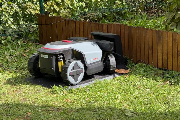 Roborock RockMow S1 își pune lamele la treabă pe gazonul din München, robot de tuns iarba smart care și desenează (Video)