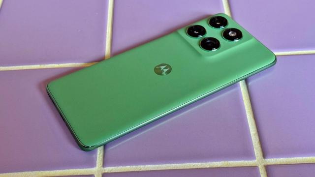 <b>Motorola edge 60: Hardware hibrid între edge 60 Pro şi edge 60 Fusion</b>Motorola edge 60 este echipat cu un ecran P-OLED de 6.67 inch, capabil să redea peste un miliard de culori, cu rată de refresh de 120Hz și suport pentru HDR10+. Luminozitatea maximă atinge un vârf impresionant de 4500 niți