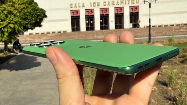 <b>Motorola edge 60: Design familiar, îngust, manevrabil</b>Motorola edge 60 - UnboxingRecunosc, sunt cucerit de designul lui Motorola edge 60, poate şi din cauza nuanţei sale de verde. Ea e nuanţa flagship în acest an, un verde amazonian crud şi proaspăt, de legume puse pe tocător