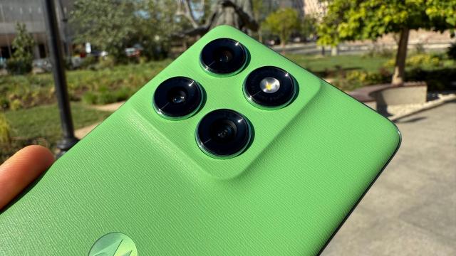 <b>Motorola edge 60: Camera cu cadre plăcute, gata de social media, filmare satisfăcătoare</b>Motorola edge 60 vine cu o cameră selfie de 50 MP, F/2.0, capabilă de filmare 4K, iar în spate regăsim un setup foarte solid pentru un midrange: cameră principală de 50 MP cu OIS și PDAF, tele de 10 MP cu zoom optic 3X și OIS