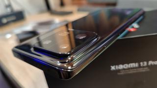 Xiaomi 13 Pro: Design sobru, care mizează pe ceramică, husa e musai!
