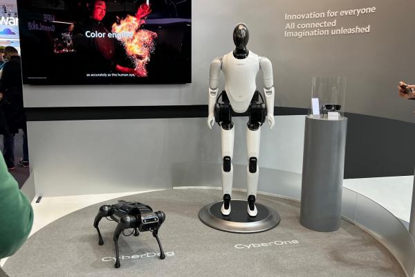 MWC 2023: Cum arată standul Xiaomi cu roboţi, POCO, camere inteligente ale casei (Video)