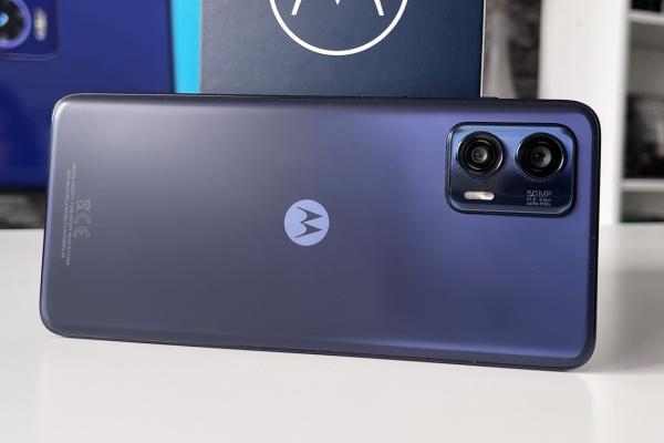 Motorola Moto G73 5G: Design pe bază de policarbonat, colțuri rotunjite, modul foto familiar