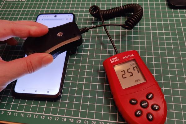 Luminozitate display Motorola Moto G73 5G și ecranul văzut la microscop