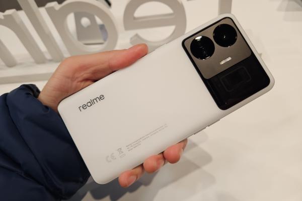 MWC 2023: realme GT3 240W Hands-on - am pus mâna pe telefonul cu încărcare la 240W