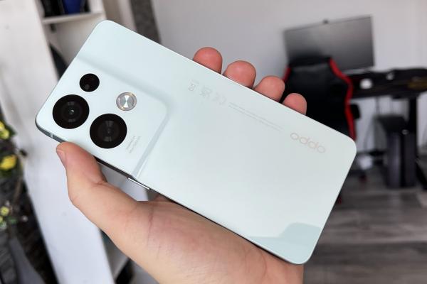 OPPO Reno 8 Pro: Design monolitic, chic, dar masiv