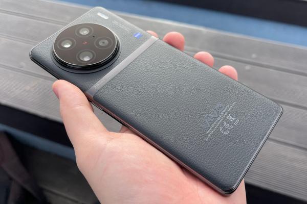 vivo X90 Pro unboxing: doi paşi în faţă, legaţi de design, CPU, dar fără gimbal şi cu zoom mai modest