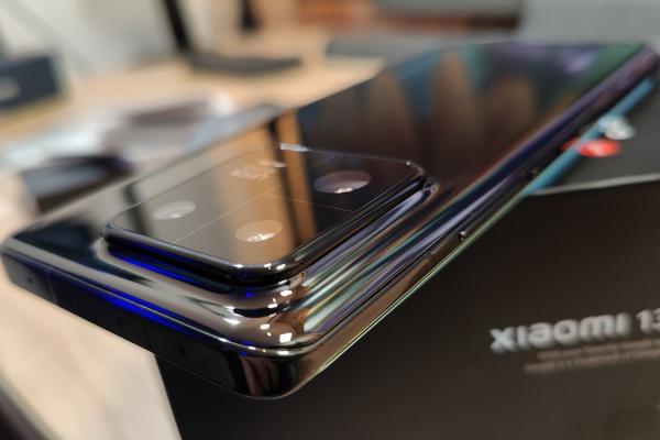 Xiaomi 13 Pro: Design sobru, care mizează pe ceramică, husa e musai!