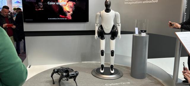 MWC 2023: Cum arată standul Xiaomi cu roboţi, POCO, camere inteligente ale casei (Video)