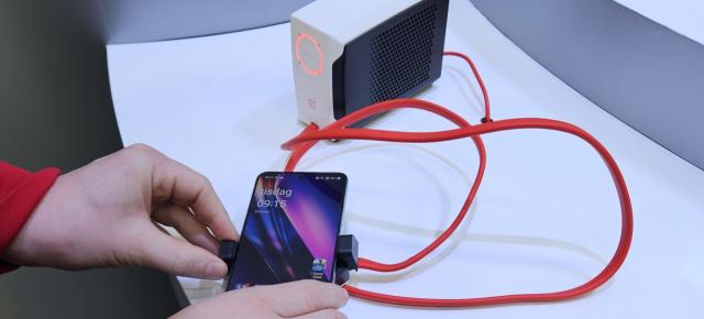 MWC 2023: OnePlus Liquid Cooler răceşte şi cel mai fierbinte telefon în doar 15 secunde (Video)