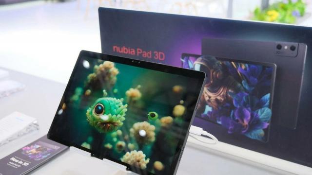 <b>MWC 2023: ZTE a venit în Barcelona cu o tabletă ce afișează imagini 3D fără nevoia unei perechi de ochelari dedicați - Nubia Pad 3D</b>Târgul de tehnologie Mobile World Congress 2023 continuă în Barcelona, acolo unde ZTE a venit cu ceva special - o tabletă cu ecran 3D ce nu necesită o pereche de ochelari 3D pentru a putea viziona un astfel de conținut. Se numește ZTE Nubia 
