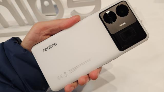 <b>MWC 2023: realme GT3 240W Hands-on - am pus mâna pe telefonul cu încărcare la 240W</b>Printre telefoanele pe care le-am văzut pe finalul vizitării târgului Mobile World Congress din acest an s-a numărat și realme GT3, un telefon cu adevărat special prin prisma încărcării. Nu ajunge la 300W precum noua tehnologie Redmi