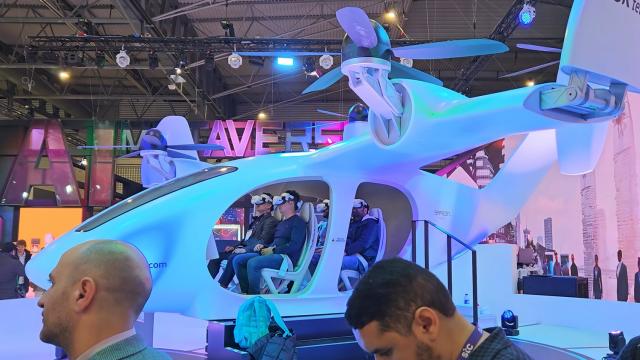 <b>MWC 2023: Stand-ul SK Telecom ne prezintă viitorul mobilității - Vedem taxiul zburător, roboți care îți pot înlocui job-ul (Video)</b>La MWC 2023 vezi tot felul de companii care vin să își prezinte inovațiile. Este și cazul SK Telecom, un operator de telecomunicații din Coreea de Sud. În acest an gigantul și-a propus să ne arate viitorul mobilității prezentând un taxi zburător