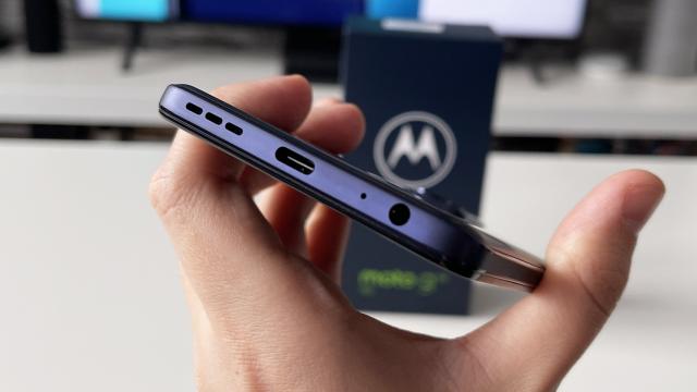 <b>Motorola Moto G73 5G: Baterie pentru filme, seriale, YouTube, cu încărcare rapidă</b>Motorola Moto G73 5G primește o baterie generoasă, de 5000 mAh, care a devenit un fel de standard în industrie. Se încarcă la 30W pe fir și vine cu încărcător în cutie. Mă bucur să văd că Motorola nu renunță la acest accesoriu important din pachetul