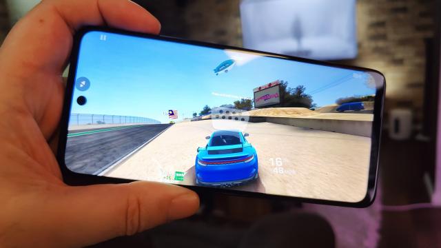 <b>Motorola Moto G73 5G: Puterea procesorului e oglindită în benchmark-uri</b>Am simțit că Motorola a făcut compromisuri în cazul modelului Moto G73 5G. Totuși, pentru ce? Ei bine, de CPU chiar nu pot fi dezamăgit. Aduce un nou procesor de la MediaTek, Dimensity 930 5G. E un cipset octa-core performant, ce include două nuclee