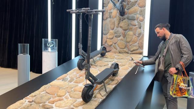 <b>MWC 2023: Xiaomi Electric Scooter 4 Ultra - Vedem trotineta de top care costă 999 euro (Video)</b>La  MWC 2023, Xiaomi a prezentat cele mai noi și puternice smartphone-uri din portofoliu: Xiaomi 13 și 13 Pro, disponibile deja în România. Pe lângă telefoane însă, au debutat și noi dispozitive IoT, inclusiv trotineta de top Xiaomi Electric Scooter 4
