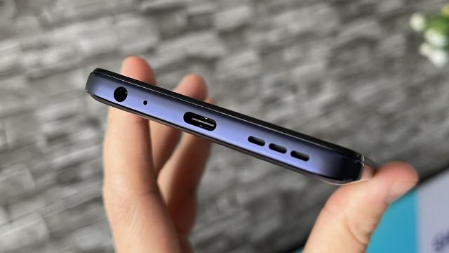 <b>Motorola Moto G73 5G: Sunet redat prin difuzoare stereo, acustică echilibrată</b>Motorola Moto G73 5G impresionează la nivel de sunet, pe hârtie cel puțin, prin faptul că aduce difuzoare stereo. Ba chiar, are jack de 3.5 mm pentru cășți, o raritate în ziua de azi pe care o vedem parcă din ce în ce mai rar și în cazul telefoanelor