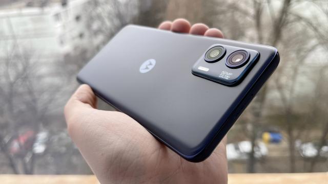 <b>Motorola Moto G73 5G: Cameră duală echilibrată, bună pentru postări pe Instagram</b>Am ajuns iată și la capitolul cameră, iar prima cameră pe care o privim atunci când ne uităm la Motorola Moto G73 5G este cea selfie, de 16 mpx, cu deschidere f/2.4, pixeli de 1.0µm și filmare 1080p@30fps, o cameră wide. În spate descoperim