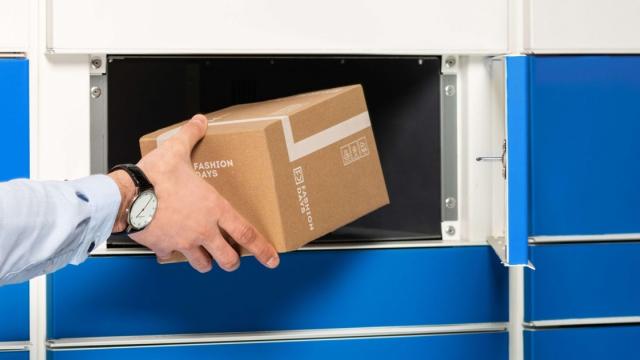 <b>Cum a înșelat un tânăr eMAG? A cumpărat haine și telefoane în valoare de 25.000 lei și a returnat cutii goale</b>Se pare că un tânăr în vârstă de 21 de ani a reușit să înșele eMAG, cumpărând haine și telefoane în valoare de 25.000 de lei. El făcea apoi cerere de retur și trimitea cutii goale sau cu alte obiecte în ele. Cum astfel de povești nu au cum să se termine „