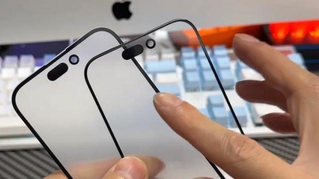 <b>Panourile din sticlă pentru iPhone 15, 15 Pro și 15 Pro Max apar în clipuri video cu iz realist; Ce e nou?</b>Mai mult ca sigur printre cele mai așteptate smartphone-uri din acest an fac parte din seria iPhone 15. Terminalele au avut parte de scăpări de-a lungul timpului, deși debutul noului lineup va avea loc abia în toamna acestui an. Am văzut schițe, randări