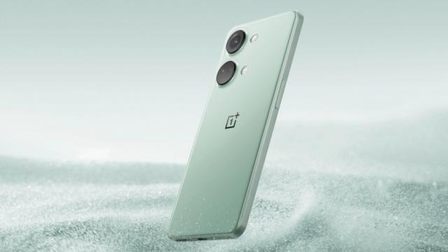 <b>OnePlus Ace 2V lansat oficial: telefon cu ecran 10 bit şi ColorOS la bord</b>OnePlus a lansat azi în China un telefon care e mai mult OPPO decât OnePlus. Se numește OnePlus Ace 2V, vine cu procesor Dimensity 9000 şi baterie cu încărcare rapidă, plus un design mai cuminte decât de obicei. Ce intrigă e faptul că are