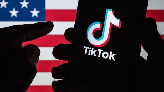<b>Casa Albă susţine propunerea de a interzice TikTok definitiv în SUA</b>Casa Albă a anunţat pe 8 martie că susţine propunerea de lege apărută pe 7 martie, prin care se cere interdicţia lui TikTok pe teritoriu american. 12 senatori au iniţiat proiectul de lege şi analizăm situaţia mai jos. În primul rând nu e prima