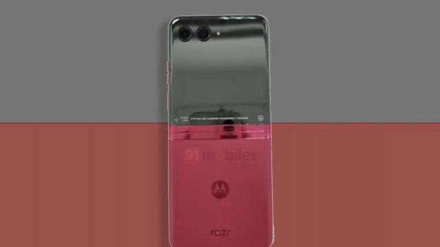 <b>Motorola RAZR 2023 apare într-o fotografie reală, cu al său ecran extern ce ocupă întreaga zonă frontală; Ce știm despre el?</b>Motorola a lansat mai multe smartphone-uri cu clapetă în ultimii ani, sub gama „RAZR”. Cel mai recent e Moto RAZR 2022, terminal care a primit o recenzie detaliată din partea noastră. Au apărut zvonuri că pentru 2023 compania pregătește un model atipic