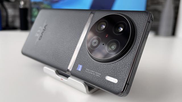 <b>vivo X90 Pro: Cameră cu rezultate bune spre excelente la fotografie, însă trecerea spre o stabilizare OIS nu a fost o idee strălucită</b>vivo a adus în Europa primele telefoane de top cu stabilizare gimbal. Totuși, în 2023 vivo X90 Pro a trecut la un sistem de stabilizare OIS, la fel ca alte flagship-uri și camera-phone-uri de pe piață. Bifăm upgrade-uri, dar și un downgrade la nivel