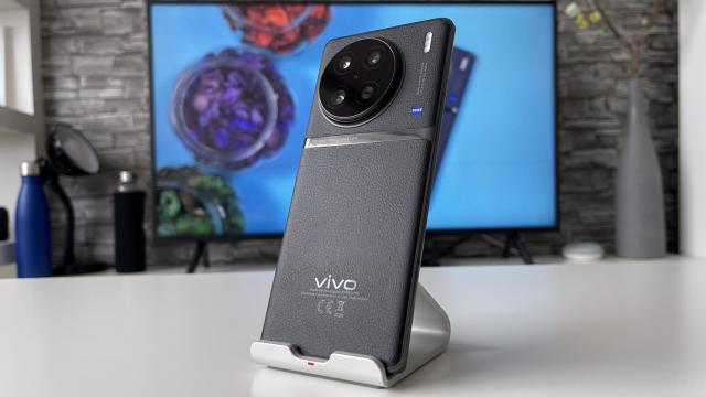 <b>vivo X90 Pro: Design de flagship impetuos, cu piele vegană marmorată în spate, inspirat de spirala lui Fibonacci</b>Dacă aș elimina sigla „vivo” aflată în spatele acestui telefon, tot aș recunoaște brand-ul de la care vine. Cumva compania reușește să ofere o identitate solidă telefoanelor sale, prin materialele folosite și prin aspectul general impetuos. Unii ar spune
