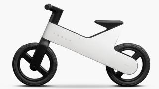 Prima Tesla care e propulsată cu ajutorul picioarelor - o conduci de la doi ani