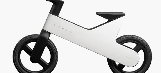 Prima Tesla care e propulsată cu ajutorul picioarelor - o conduci de la doi ani