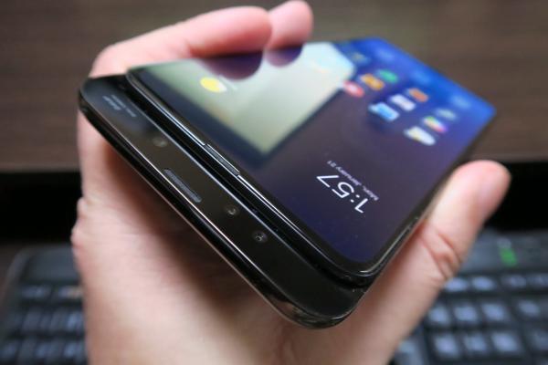 Xiaomi Mi Mix 3 Unboxing: glisează ca raţa pe apă, mecanic, magnetic, dar parcă nu convinge (Video)