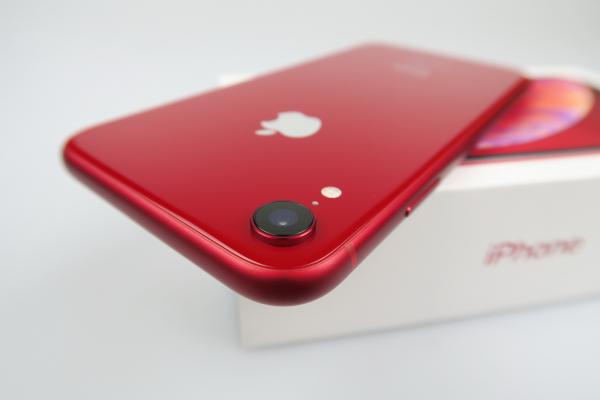 Apple iPhone XR: Design foarte arătos, mai ales pe roşu Product RED