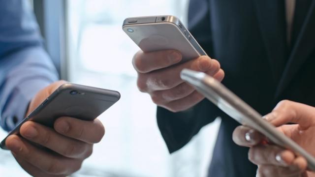 <b>Piaţa smartphone globală "intră la apă" în 2019, conform experţilor; Iată predicţiile lor</b>Se pare că nu doar iPhone-urile s-au vândut ceva mai slab în ultima parte a lui 2018, ci toate smartphone-urile. 2019 începe cu predicţii sumbre pentru piaţa smartphone, care ar trebui să se pregătească de scădere, se pare
