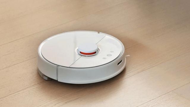 <b>Aspiratorul robot Xiaomi Mijia Roborock S50 este inclus într-o campanie de vânzări flash TomTop; Se livrează în 5 zile direct din Germania</b>Pe lângă boxe inteligente, becuri și chiar jaluzele ce pot fi deschise/închise cu o simplă apăsare a unui buton de pe smartphone, mai există un produs la fel de util pentru a completa experiența Smart Home. Ne referim la un aspirator robot