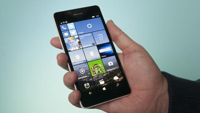 <b>Microsoft le recomandă utilizatorilor Windows Phone să treacă la iPhone sau telefoane cu Android</b>Microsoft a aruncat de ceva vreme prosopul în zona Mobile şi iată-i înclinând tot mai mult spre platforme rivale. Mai nou MS le recomandă utilizatorilor Windows Phone să treacă la un iPhone până la final de an sau la un telefon cu Android