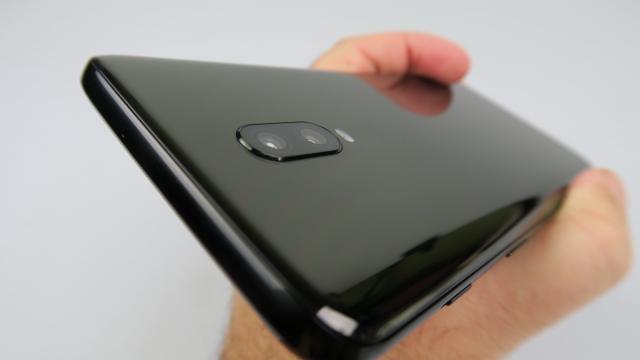 <b>OnePlus 6T: Cameră în mare la fel (ca la OnePlus 6), plus câteva corecții</b>O bună perioadă de timp scăpările asociate lui OnePlus 6T ne tot prezentau o cameră triplă. Vezi-Doamne ar fi preluat tehnologia de pe un telefon Oppo cu camera tripla, lucru nu chiar surprinzător, deoarece Oppo şi OnePlus se au ca fraţii..