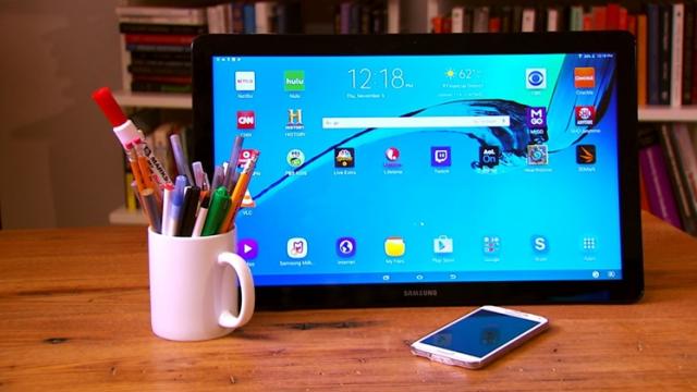 <b>Tableta Samsung Galaxy View 2 (SM-T927A) apare în GeekBench; Are diagonală de 17.5 inch</b>Acum aproximativ 4 ani sud-coreenii de la Samsung testau piața prin lansarea unei ciudățenii de tablete și anume Galaxy View - model care la acea vreme impresiona prin diagonala uriașă de 18.4 inch care o transforma mai degrabă 