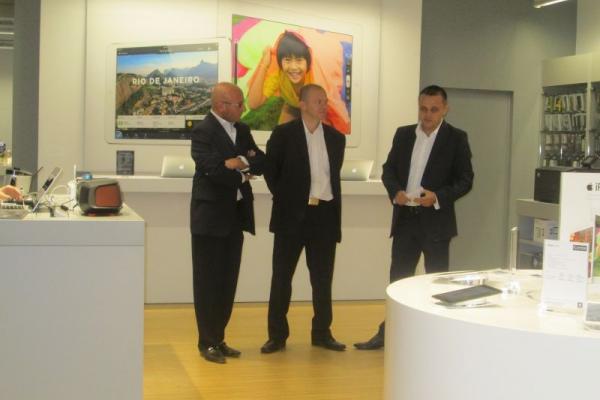 Primul magazin iCentre din România (Apple Premium Reseller) s-a inaugurat oficial astăzi!