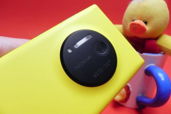 Nokia Lumia 1020 Review: cel mai bun cameraphone din 2013, ecran atractiv, baterie neimpresionantă (Video)