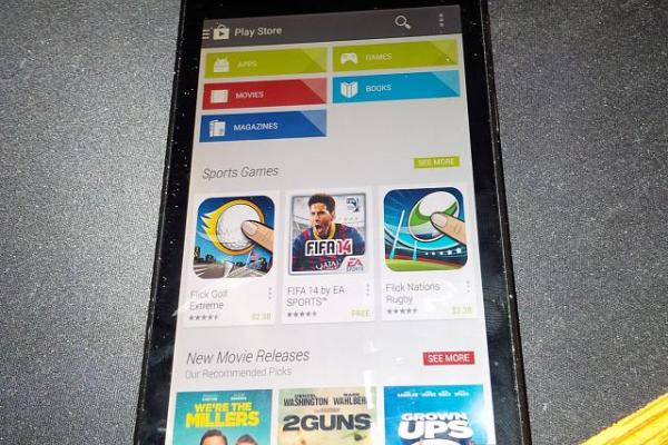 Câteva fotografii Îl arată pe BlackBerry Z10 rulând aplicația PlayStore