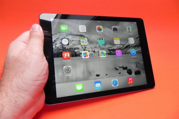 Review iPad Air: singura tabletă cu diagonală mare care rezistă presiunii mini tabletelor; Designul nou impresionează! (Video)